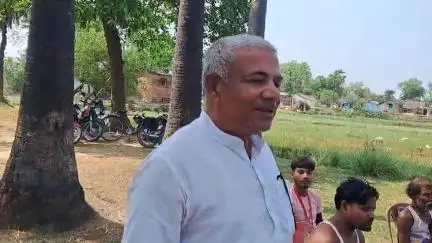 मधवापुर: मुखियापट्टी में पूर्व मुखिया जीबछ पासवान ने ग्रामीणों को बताया जन सुराज पार्टी के पांच सूत्र।