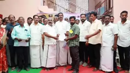 செஞ்சி: செஞ்சி ஊராட்சி ஒன்றிய அலுவலகத்தில் 362 பயனாளிகளுக்கு கலைஞர் கனவு இல்லம் திட்டத்தின் கீழ் வீடு கட்டும் உத்தரவு ஆணையை MLA செஞ்ச மஸ்தான் வழங்கினார்