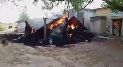 ದೇವದುರ್ಗ: ಕರಡಿಗುಡ್ಡ ಗ್ರಾಮದಲ್ಲಿ ಆಕಸ್ಮಿಕ ಬೆಂಕಿ, ಹುಲ್ಲಿನ ಬಣವಿ ಬೆಂಕಿಗೆ ಆಹುತಿ