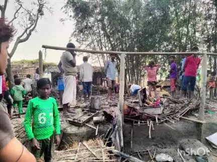 पलासी: आग लगने से तीन परिवार के चार घर जल गए, लाखों रुपए का हुआ नुकसान