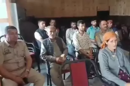 कुपवी: कुपवी में पंचायत के प्रतिनिधियों के साथ डीएसपी सुशांत शर्मा ने सड़क सुरक्षा को लेकर किया बैठक का आयोजन