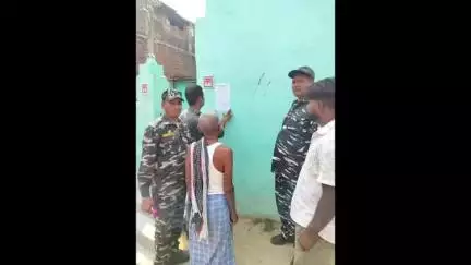 पत्थलगड्डा: पत्थलगड़ा पुलिस ने ढोल बजाकर फरार अभियुक्त के घर इश्तेहार चिपकाए
