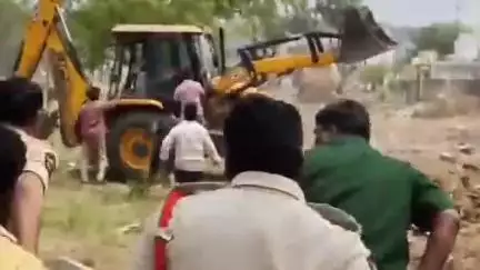 జగ్గయ్యపేట జనసేన నియోజకవర్గం ఇంచార్జ్ సామినేని ఉదయభాను భూమి వద్ద  ఉద్రిక్తత