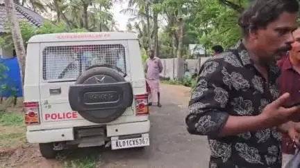 കൊടുങ്ങല്ലൂർ: കയ്പമംഗലം കൂരിക്കുഴി കമ്പനിക്കടവ് ബീച്ചിൽ രണ്ടര വയസ്സുകാരൻ കടലിൽ വീണു മരിച്ചു