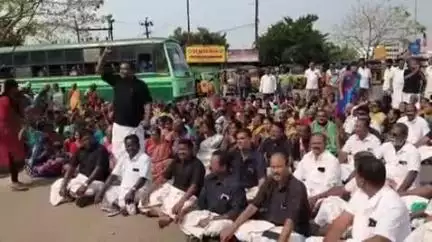 விருத்தாசலம்: அமைச்சர் பொன்முடியை கண்டித்து விருத்தாசலத்தில் அதிமுக சார்பில் ஆர்ப்பாட்டம்