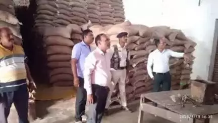 बरहरुवा: प्रखंड कार्यालय के पास जेएफसीआई गोदाम का राजमहल एसडीओ सदानंद महतो ने किया निरीक्षण