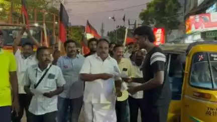 மாதவரம்: மாதவரம் பஜார் வீதியில் மாதவரம்  எம் எல் ஏ சுதர்சனம் நீட் தேர்வில் அதிமுக இழைத்த அநீதியை பொதுமக்களிடம் விளக்கி துண்டு பிரசுரம் வழங்கினார்
