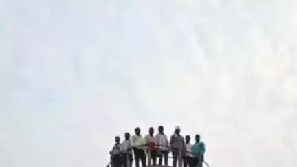 शिरूर कासार: दगडवाडी शिवारात जनावरांना चरण्यासाठीच्या जमिनीवर वारसांनी कब्जा केल्याने पाण्याच्या टाकीवर चढून ग्रामस्थांचे आंदोलन