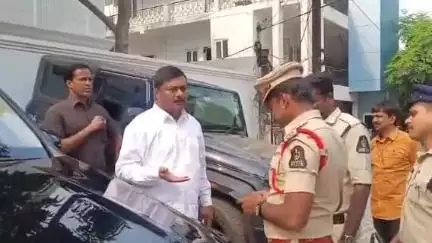 అమీర్‌పేట: జూబ్లీహిల్స్ లో యూనివర్సిటీ భూములను పరిశీలించడానికి వెళ్తున్న ఎమ్మెల్యే ఏలేటి మహేశ్వర్ రెడ్డిని అడ్డుకున్న పోలీసులు