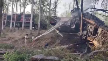 बरहेट में एनटीपीसी के कोयला लदा ट्रेन आमने सामने में टक्कर दो की मौत