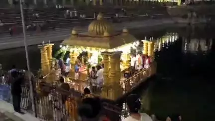 ಪಾಂಡವಪುರ: ಮೇಲುಕೋಟೆಯಲ್ಲಿ ವಿಜ್ರಂಭಣೆಯಿಂದ ನಡೆದ 
ಶ್ರೀಚೆಲುವನಾರಾಯಣಸ್ವಾಮಿ ಯ ಪ್ರಥಮ ತೆಪ್ಪೋತ್ಸವ