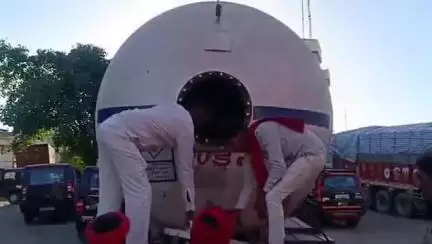इंडियन ऑयल का एक टैंकर पुलिस ने रोका और चेक किया तो पता चला कि टैंकर में गैस नहीं, 900 पेटी शराब थी।
#liquor #viral