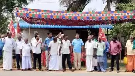 புவனகிரி: வேளாண் அதிகாரிகளை கண்டித்து புவனகிரியில் தமிழ்நாடு விவசாய சங்கத்தினர் ஆர்ப்பாட்டம்