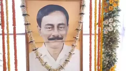 সদর: প্রাক্তন মন্ত্রী তথা প্রয়াত বিধায়ক দিলীপ সরকারের ষষ্ঠ মৃত্যুবার্ষিকী উপলক্ষে রক্তদান শিবির, প্রয়াত বিধায়কের বাসভবনে