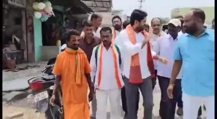 కమలాపూర్: ఉచిత సన్న బియ్యం పంపిణీ పథకాన్ని ప్రారంభించిన మార్కెట్ కమిటీ ఛైర్మన్ ఝాన్సీ రాణి, కాంగ్రెస్‌ ఇన్‌ఛార్జ్‌ ప్రణవ్