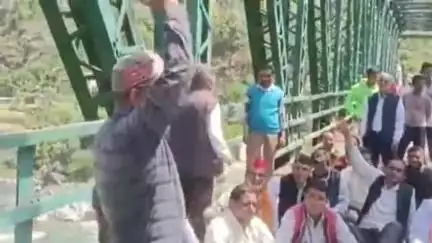 नारायणबगड़: नारायणबगड़-परखाल मोटर पुल का मरम्मत कार्य निर्धारित समय में पूर्ण न करने पर ग्रामीणों ने किया विरोध प्रदर्शन