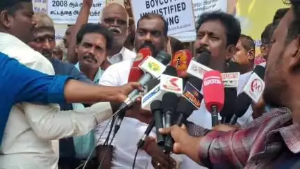 அமைந்தகரை: சுங்க கட்டணத்தை கைவிட வலியுறுத்தி லாரி உரிமையாளர் சங்கத்தினர் மேட்டுக்குப்பத்தில் போராட்டம்