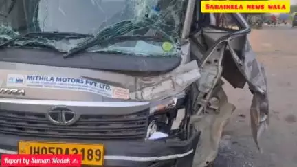 सड़क किनारे खड़े मालवाहक गाड़ी को ट्रेलर ने मारी जोरदार टक्कर, लोगों ने ट्रेलर चालक को पड़कर किया पुलिस के हवाले
