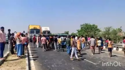 पीपराकोठी: बंगरी ओभरब्रिज पर मंगलवार एक अनियंत्रित पीकअप चालक ने टेम्पो को मारी ठोकर, एक महिला की मौत और एक अन्य घायल
