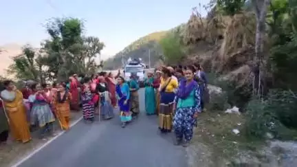 गंगोलीहाट: डूनी कस्बे में शराब की दुकान खोलने पर महिलाओं ने निकाला जुलूस