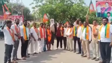 బీబీ నగర్: బీజేవైఎం నాయకులను ముందస్తుగా అరెస్టు చేయడాన్ని ఖండిస్తూ బీబీనగర్‌లో ప్రభుత్వ దిష్టిబొమ్మను దహనం చేసిన బీజేపీ శ్రేణులు