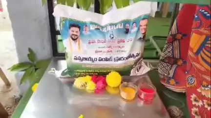 మోత్కూర్: దత్తప్పగూడెంలో సన్నబియ్యం పంపిణీ చేసిన ఎమ్మెల్యే మందుల సామేల్