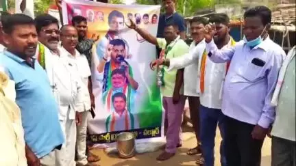 వీణవంక: చల్లూరు గ్రామంలో కాంగ్రెస్ పార్టీ ఆధ్వర్యంలో సీఎం రేవంత్ రెడ్డి, మంత్రి పొన్నం ప్రభాకర్ చిత్రపటాలకు పాలాభిషేకం
