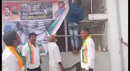 భీమదేవరపల్లి: భీమదేవరపల్లి మండల గ్రామాల్లో రేషన్ షాపుల వద్ద పీఎం నరేంద్ర మోదీ ఫొటో లేదని ఫ్లెక్సీలను తొలగించిన బీజేపీ నాయకులు