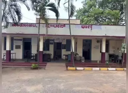 ಹಾರೋಹಳ್ಳಿ: ಹೊಸಕೋಟೆಯ ಕೆರೆ ಬಳಿ ಜೂಜಾಟ ಅಡ್ಡೆ ಮೇಲೆ ಪೊಲೀಸರ ದಾಳಿ, 11 ಜೂಜುಕೋರರ ಬಂಧನ