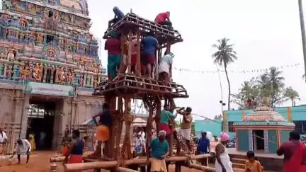 தொட்டியம்: தொட்டியத்தில் பிரசித்தி பெற்ற மதுர காளியம்மன் கோவில் இரட்டை தேர் தயாராகும் பணி தீவிரமாக நடைபெற்றது