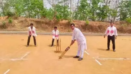 পানিসাগর: উত্তর পদ্মবিল এলাকায় আয়োজিত ক্রিকেট খেলার ফাইনাল ম্যাচে উপস্থিত UTZP সহ সভাধিপতি সহ অন্যান্যরা