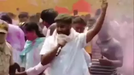 ಕಾರಟಗಿ: ಕನ್ನಡ  ಸಂಸ್ಕೃತ ಇಲಾಖೆಯ ಸಚಿವ ಶಿವರಾಜ ತಂಗಡಗಿ ಯುಗಾದಿ ಹಬ್ಬದ ಬಣ್ಣದ ಓಕಳಿ ಆಟದಲ್ಲಿ ಪಟ್ಟಣದಲ್ಲಿ ಕುಣಿದು ಕುಪ್ಪಳಿಸಿದ್ದಾರೆ