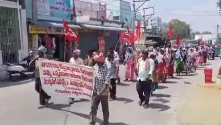 సంతనూతలపాడు: చీమకుర్తిలో పారిశుద్ధ్య, మున్సిపల్ కార్మికులను పర్మినెంట్ చేయాలని సిఐటియు ఆధ్వర్యంలో నిరసన ర్యాలీ