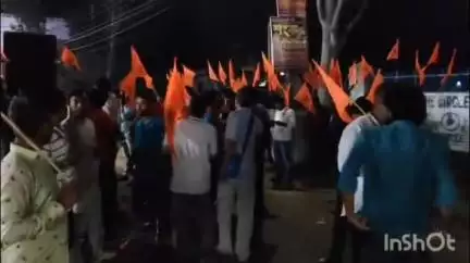 ইন্দপুর: গৈরিক ধজ খুলে ফেলার অভিযোগে খাতড়া বাজারের ইন্দপুর সিআই অফিসের সামনে বিক্ষোভ দেখালেন রামনবমী শোভাযাত্রা সমিতির সদস্যরা