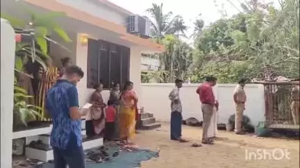 പറവൂർ: ചെട്ടിക്കാട് വീടിനോട് ചേർന്നുള്ള തോട്ടിൽ വീണ് രണ്ടര വയസ്സുകാരി മരിച്ചു