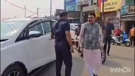 ଉମରକୋଟ: ଭୁଲିଗଲା ପ୍ରଶାସନ ସଂମ୍ମାନ ଜଣେଇଲେ ମନ୍ତ୍ରୀ 
ଝରୀଗାଁ ରୋଡ଼ ଛକ ସ୍ଥିତ ମହାପୁରୁଷଙ୍କ ପ୍ରତିମୂର୍ତ୍ତି କୁ ନିଜେ ସଫା କଲେ ମନ୍ତ୍ରୀ