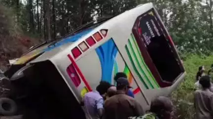 கொல்லிமலை: நரியன்காடு பகுதியில் கொண்டை ஊசி வளைவில் சுற்றுலா வேன் கவிழ்ந்து விபத்துக்குள்ளானதில் 10 பேர் காயமடைந்தனர்