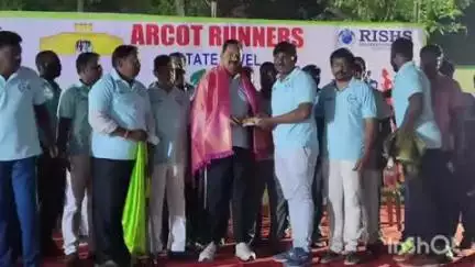 ஆற்காடு: ஆற்காடு அரசு ஆண்கள் மேல்நிலைப் பள்ளியில் நடைபெற்ற மாரத்தான் போட்டியினை அமைச்சர் காந்தி தொடங்கி வைத்தார்