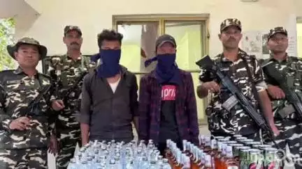 मधवापुर: मधवापुर एसएसबी कैम्प के जवानों ने 95 बोतल शराब और बाइक के साथ दो धंधेबाजों को गिरफ्तार किया।