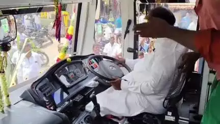 சின்ன சேலம்: சின்னசேலத்தில் புதிய அரசு பேருந்து சேவையை துவக்கி வைத்து சிறிது தூரம் அரசு பேருந்தை ஓட்டிய சங்கராபுரம் எம்எல்ஏ