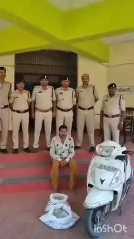 खड़गवां पुलिस ने दबोचा अवैध शराब तस्कर, स्कूटी के साथ महुआ और अंग्रेजी शराब की जब्ती की