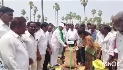 సంగెం: మండలంలోని కాపుల కనపర్తి గ్రామంలో ధాన్యం కొనుగోలు కేంద్రాన్ని ప్రారంభించిన ఎమ్మెల్యే ప్రకాష్ రెడ్డి