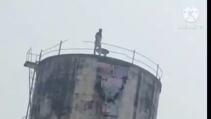 మరిపెడ: మరిపెడ పట్టణంలో వాటర్ ట్యాంక్ ఎక్కి వ్యక్తి హల్చల్, తన భూ సమస్య పరిష్కరించాలని డిమాండ్