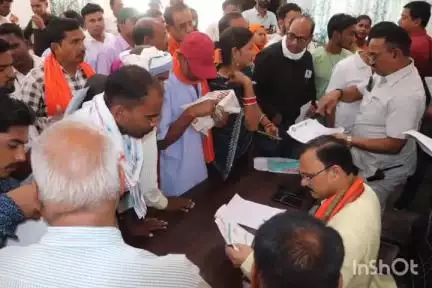 रतनपुर में कैबिनेट मंत्री श्याम बिहारी जायसवाल ने परिजनों से की आत्मीय मुलाकात, जनदर्शन में सुनीं समस्याएं