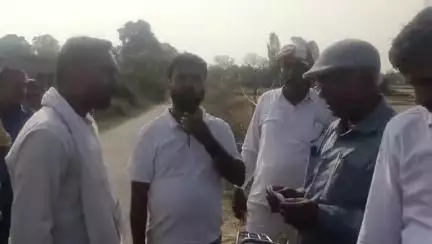 #भ्रष्टाचार खुले आम उच्चाधिकारियों को गलत रिपोर्ट देकर ऐडीओ पंचायत अमेठी लोहरत ग्राम में तालाब में बनवा रहे कूड़ा घर।