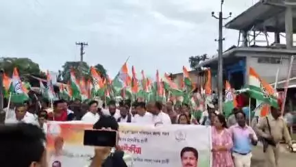 নাওবৈচা: দ’লহাটত কংগ্ৰেছৰ প্ৰাৰ্থীক লগত লৈ এপিচিচিৰ সভাপতি ভূপেন বৰাই পদযাত্ৰা কৰি চলালে পঞ্চায়ত নিৰ্বাচনৰ প্ৰচাৰ