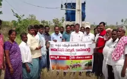 రామారెడ్డి: గొల్లపల్లిలో రైతులతో సమావేశం ఏర్పాటుచేసిన విద్యుత్ శాఖ అధికారులు
