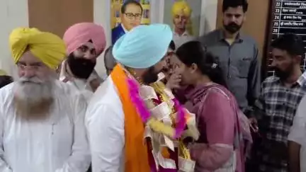 ਬਾਘਾ ਪੁਰਾਣਾ: ਮਨਦੀਪ ਸਿੰਘ ਮਾਨ ਨੇ ਬਤੌਰ ਮਾਰਕੀਟ ਕਮੇਟੀ ਦੇ ਚੇਅਰਮੈਨ ਸੰਭਾਲਿਆ ਅਹੁਦਾ ਖੇਤੀਬਾੜੀ ਮੰਤਰੀ ਗੁਰਮੀਤ ਸਿੰਘ ਖੁੱਡੀਆ ਨੇ ਪਹੁੰਚ ਕੇ ਦਿੱਤੀ ਵਧਾਈ