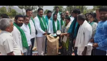 గంగాధర: మండలంలోని వివిధ గ్రామాల్లో వరి ధాన్యం కొనుగోలు కేంద్రాలను ప్రారంభించి కొనుగోల్లు వేగవంతం చేయాలని సూచించిన AMC చైర్మన్