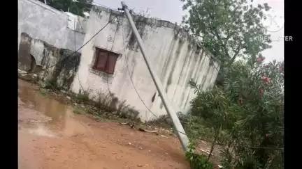 చింతపల్లి: చింతపల్లి మండల పరిధిలోని మాల్‌లో ఈదురు గాలులతో భారీ వర్షం, నెలకొరిగిన చెట్లు, విద్యుత్ స్తంభాలు